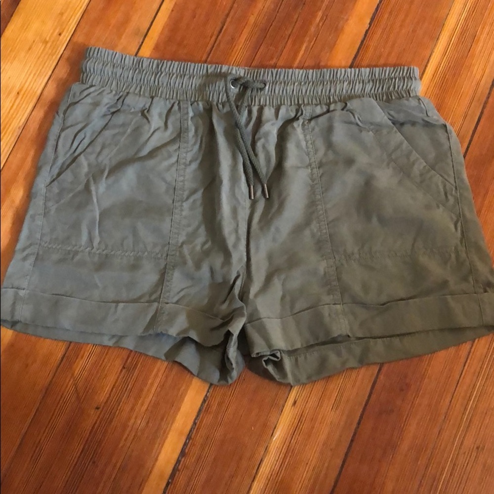 Universal Thread olive green shorts- Size M